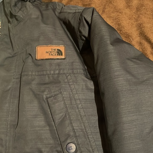Youth north face weather proof winter coat! - Picture 2 of 4